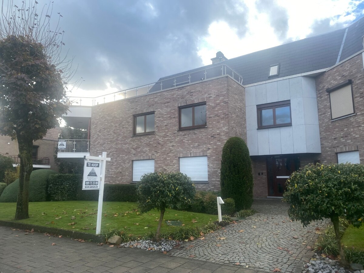 Appartement (175 m²) met 3 slaapkamers, terras (25 m²), 2 badk., 2 garages, berging. 1e verdiep (lift). 