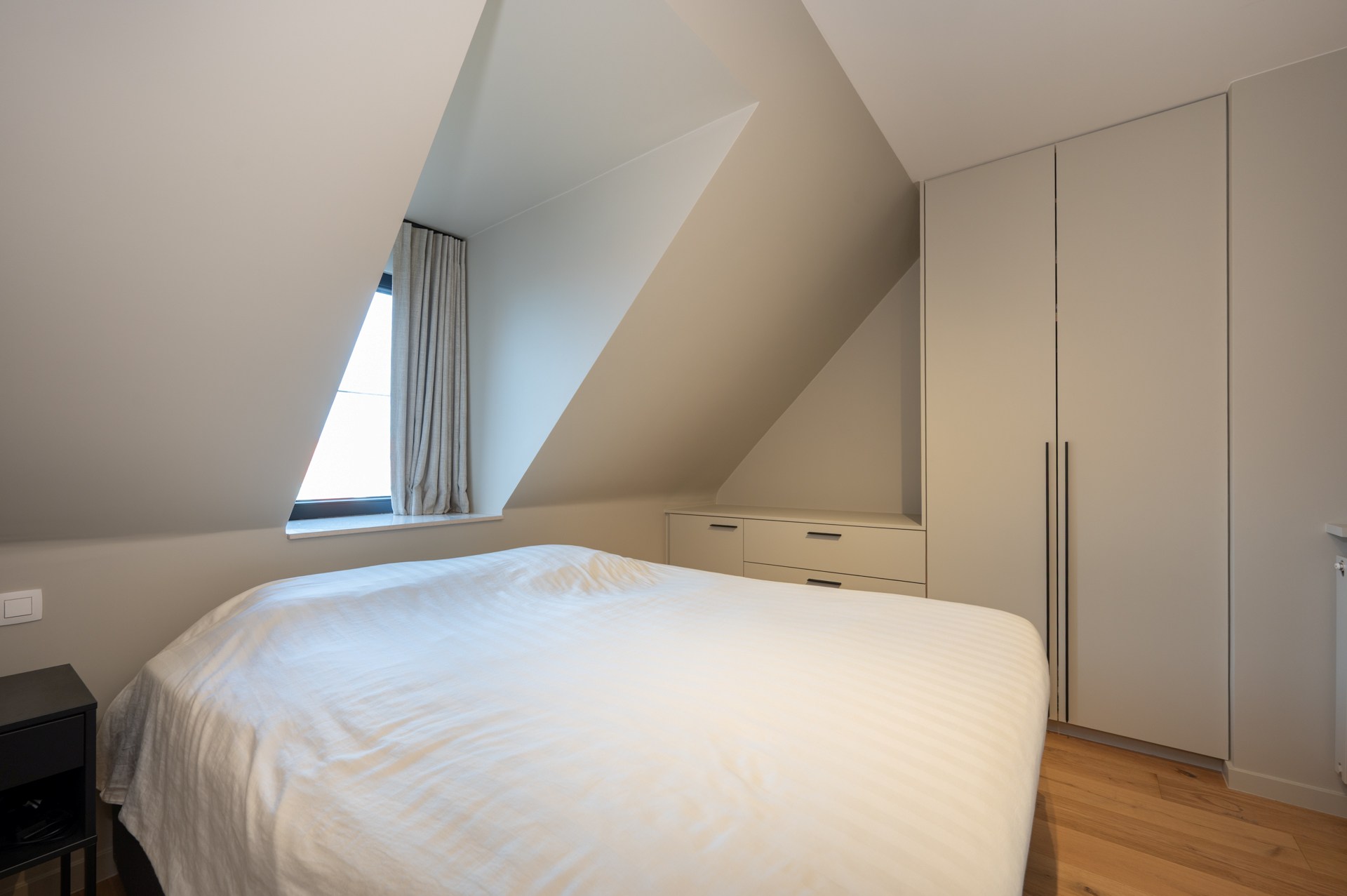 Cet appartement en duplex lumineux est situé à Duinenwater, combinant un agencement pratique avec des espaces extérieurs agréables et un emplacement calme au bord de l'eau. 