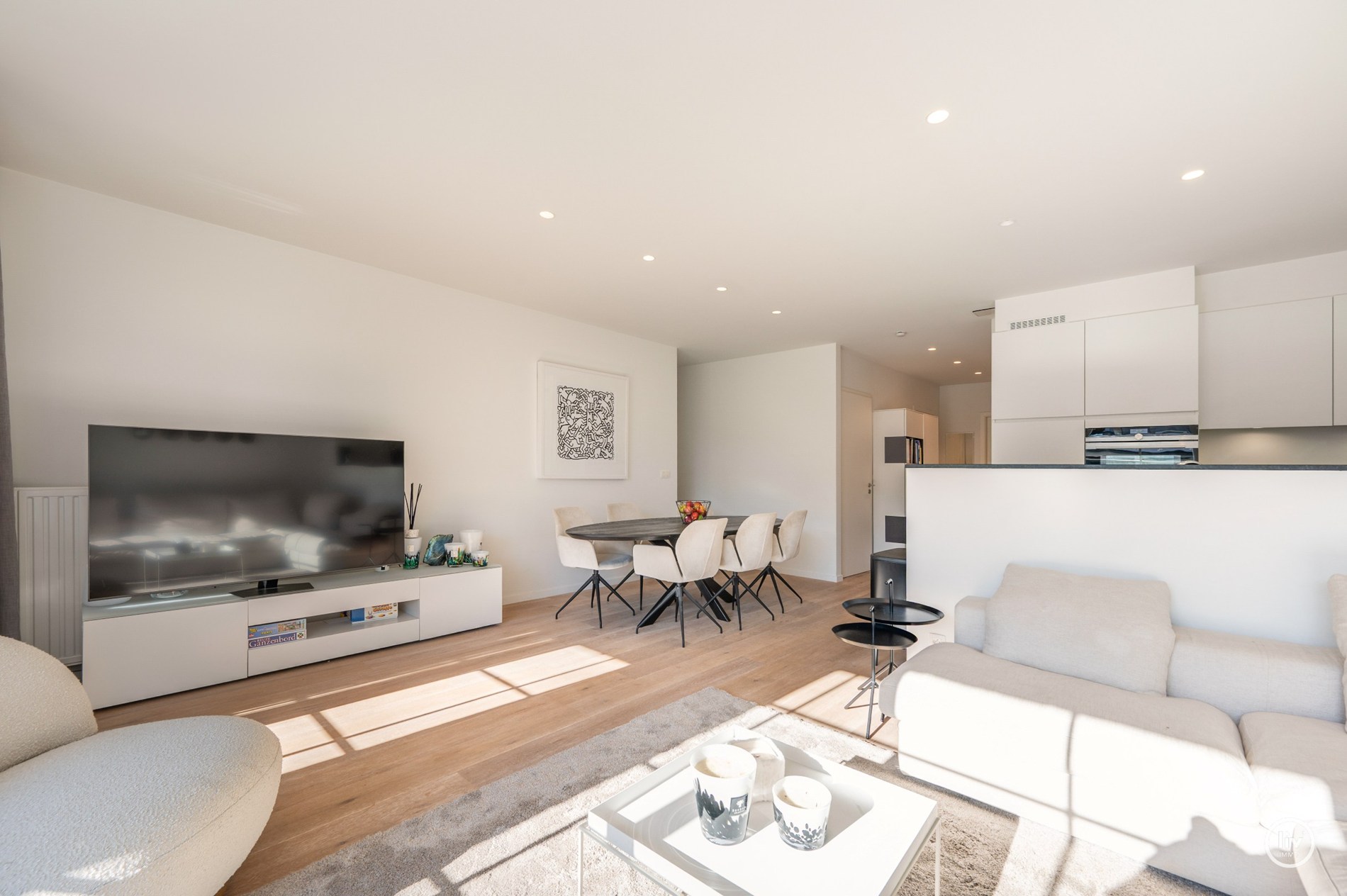 Prachtig, ruim en récent (2015) appartement met 3 volwaardige slaapkamers en zonnig terras goed gelegen op de Leopoldlaan te Knokke. 