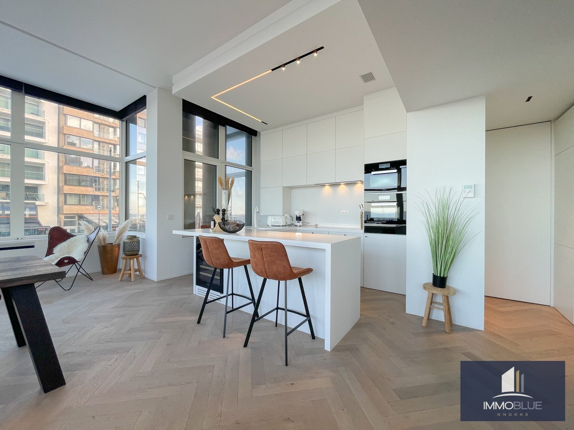 Uitzonderlijk, luxueus afgewerkt hoekappartement met frontaal zeezicht. 