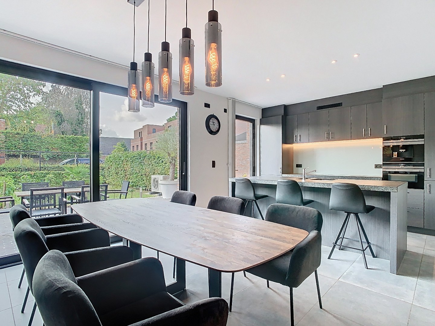 Recent gelijkvloers appartement met tuin, 2 slaapkamers en dressing 