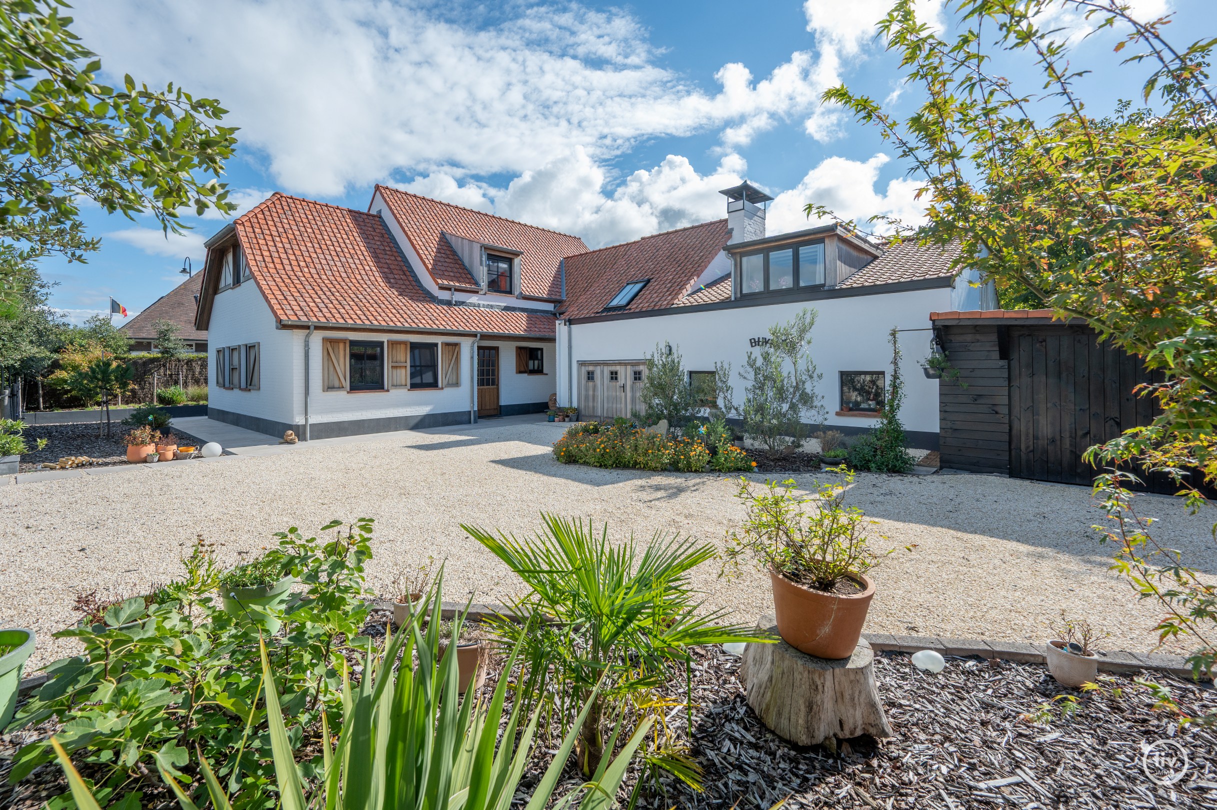 La villa récente de 2023 est située sur un terrain de 900 m², dans un havre de paix et de tranquillité. 