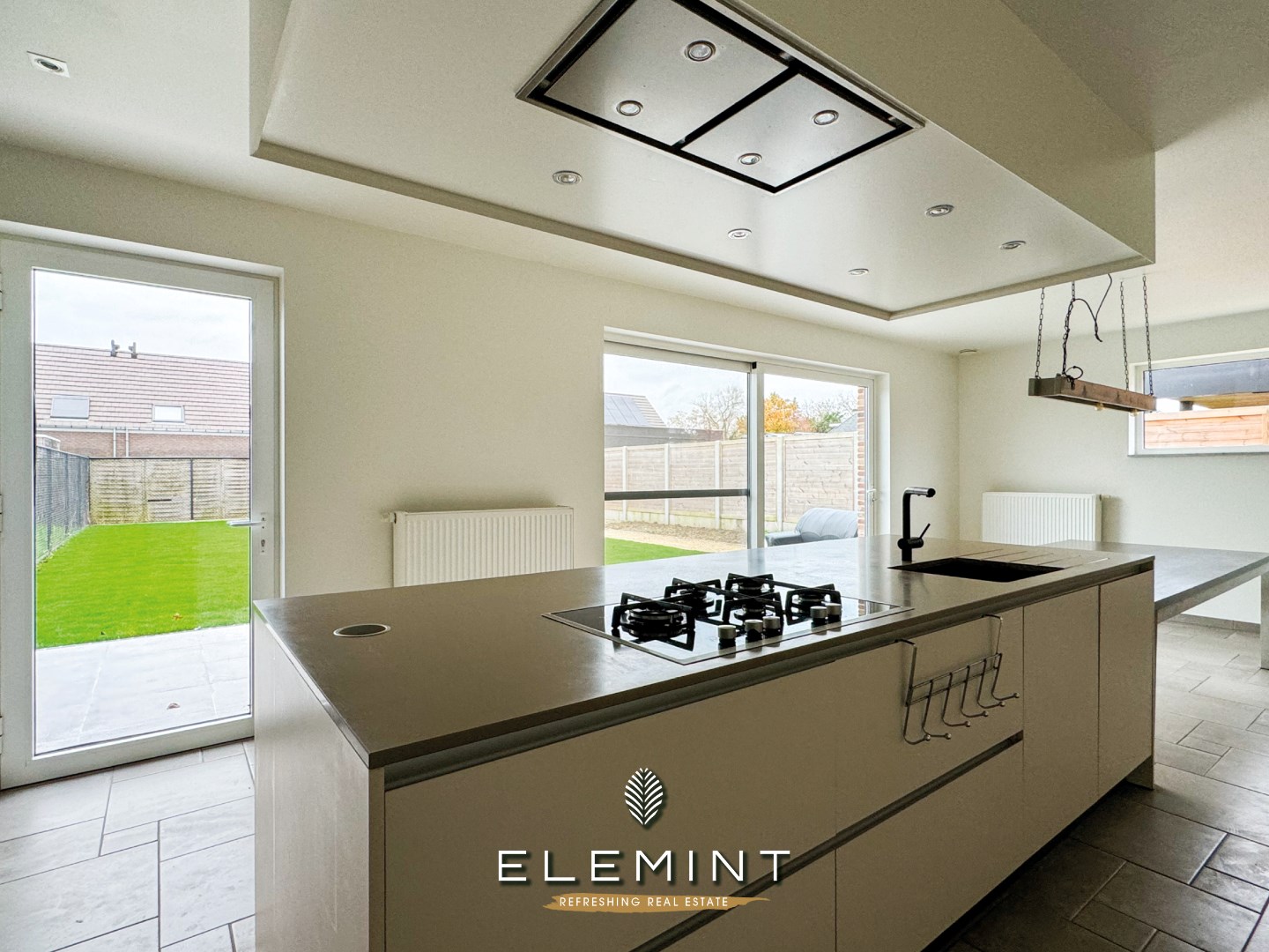 Rekkem. Ruime halfopen woning met 5 slaapkamers, tuin &amp; garage 