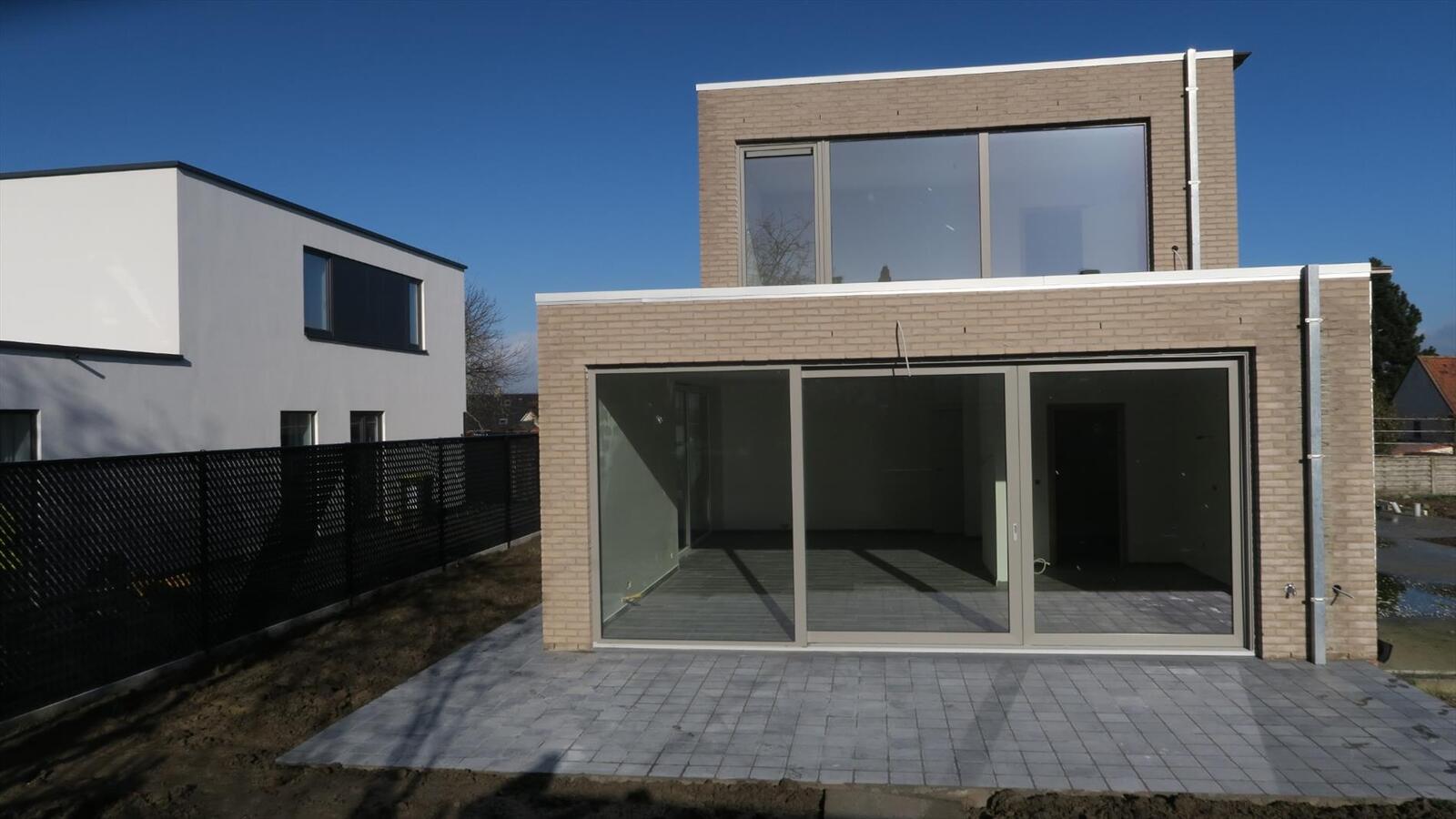 Moderne halfopen nieuwbouw woning  met 3 slpkmrs in rustige wijk. 