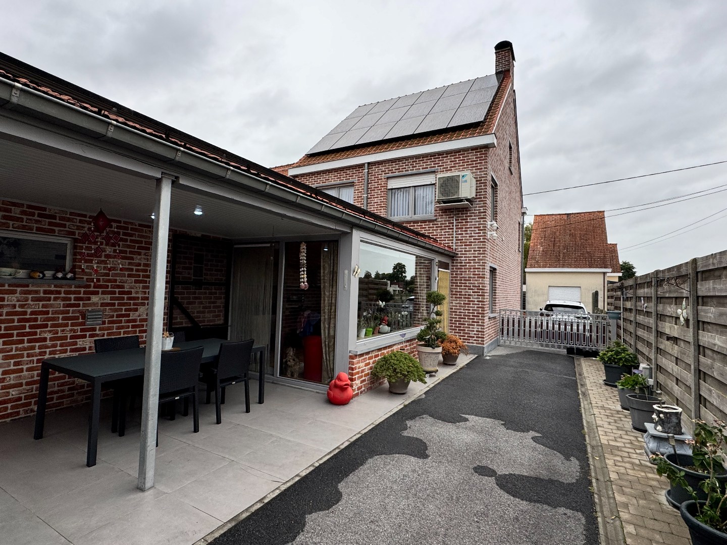 Ruime deels gerenoveerde woning met 3 slaapkamers, tuin en garage 
