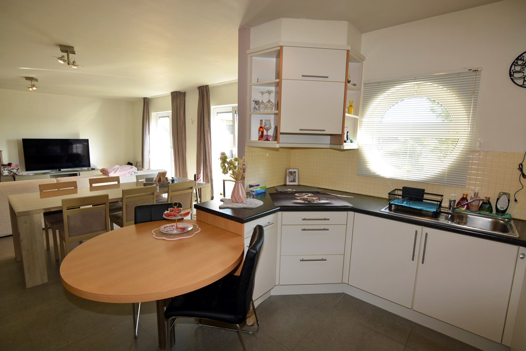 Appartement (104 m²) met 2 slpks, garage en kelderberging. 