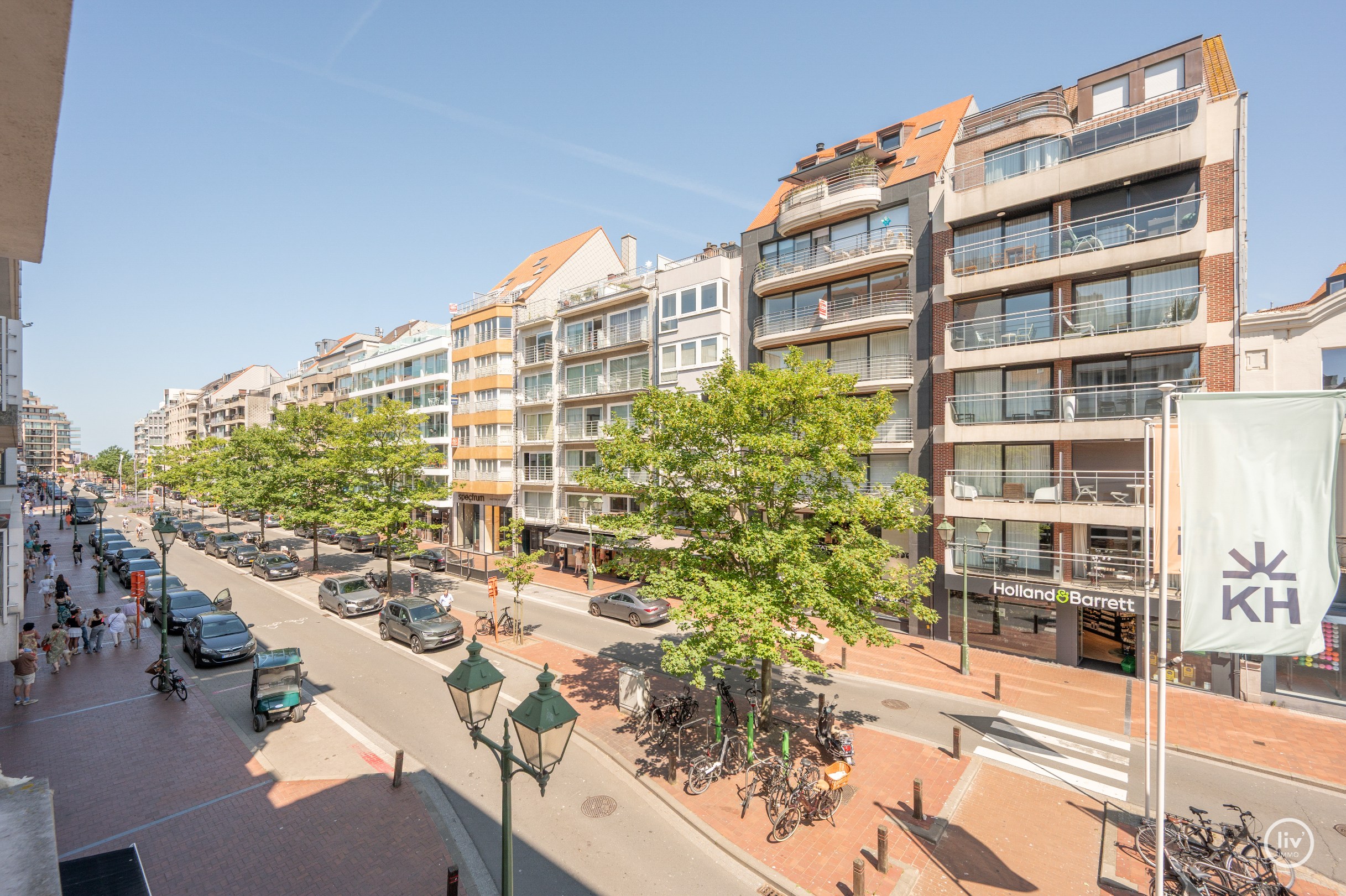 Prachtig, ruim (131 m2) HOEKappartement, volledig gerenoveerd centraal gelegen op de Lippenslaan vlakbij de zeedijk te Knokke. 