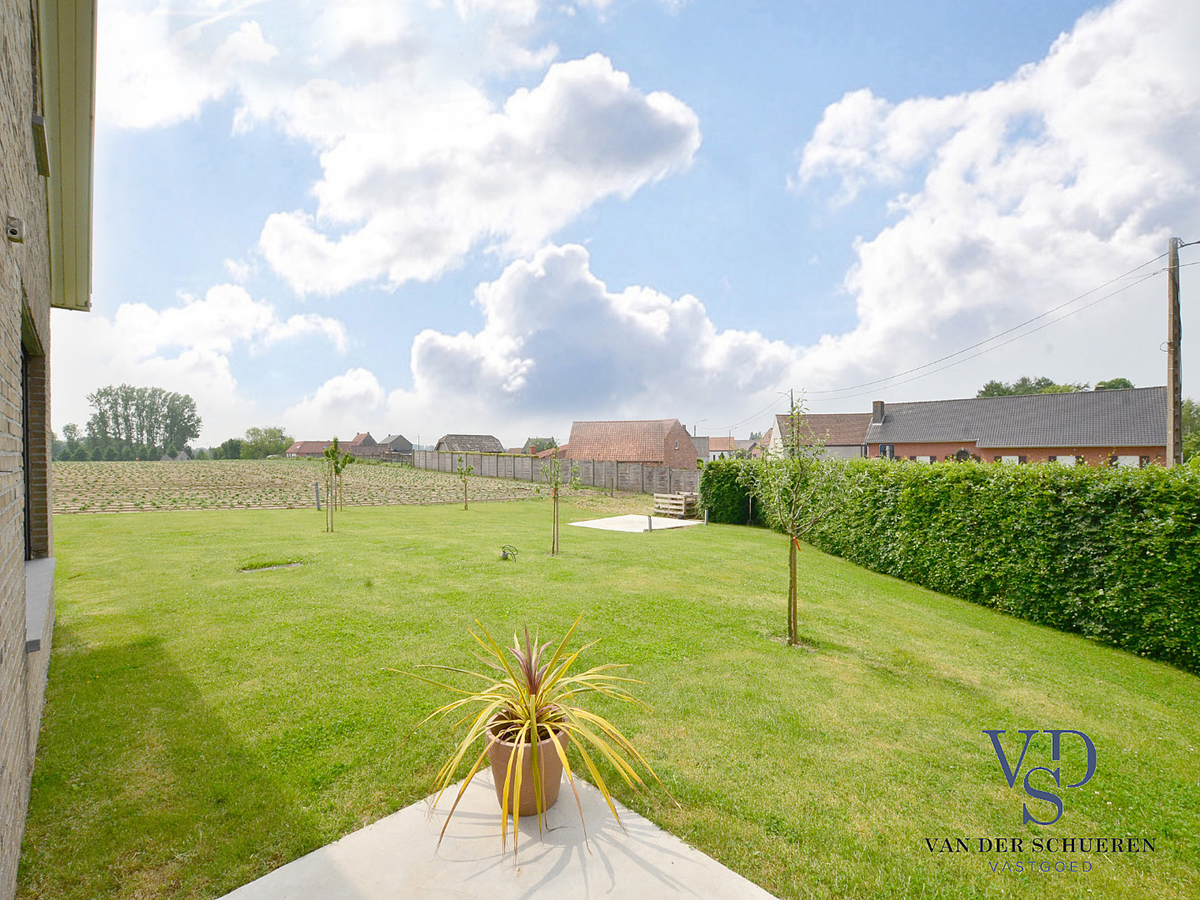 Exceptioneel gelegen, eigentijdse bungalow-villa. 