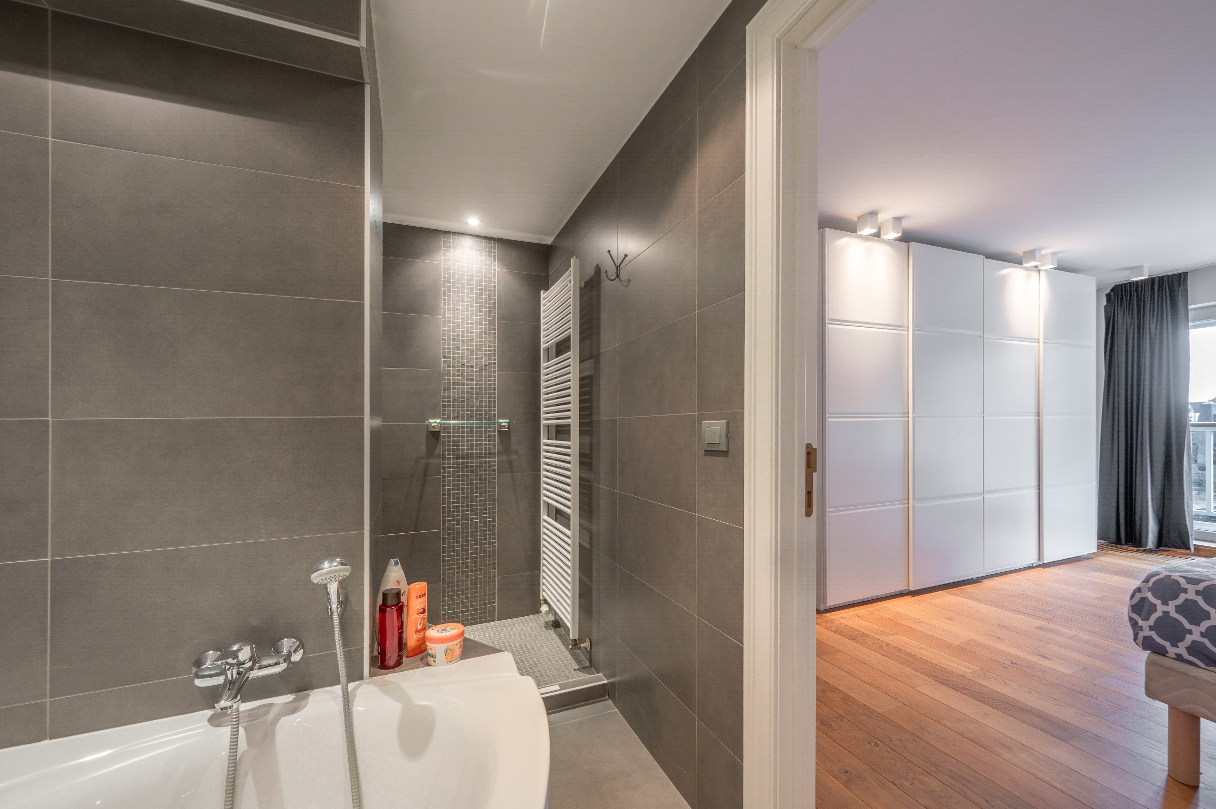 Uitzonderlijk lichtrijk hoekappartement van 150 m² met open zicht op het Burgemeester Frans Desmidtplein – inclusief 2 autostandplaatsen 