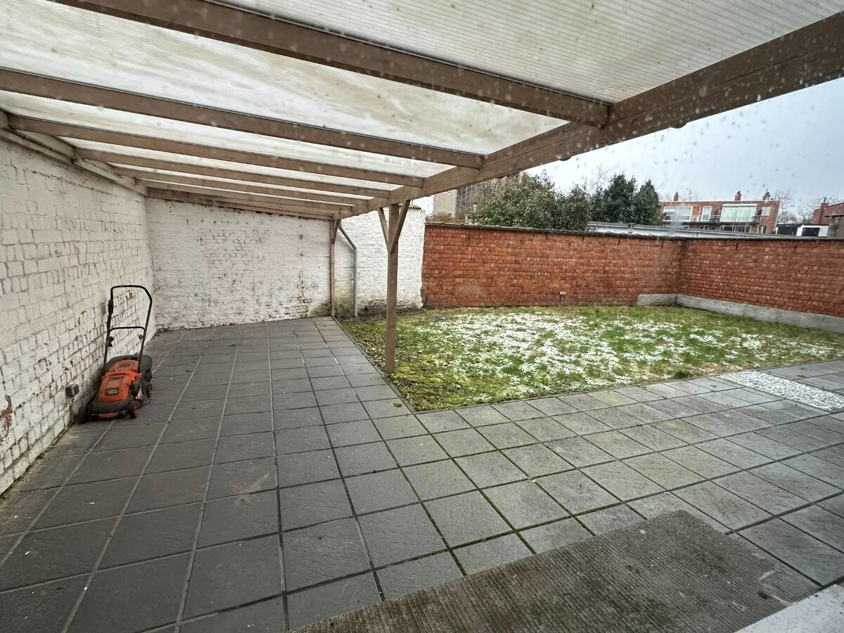 Gelijkvloersppartement met 3 slpk, dubbele garage, tuin en ruime kelder (120 m²) 