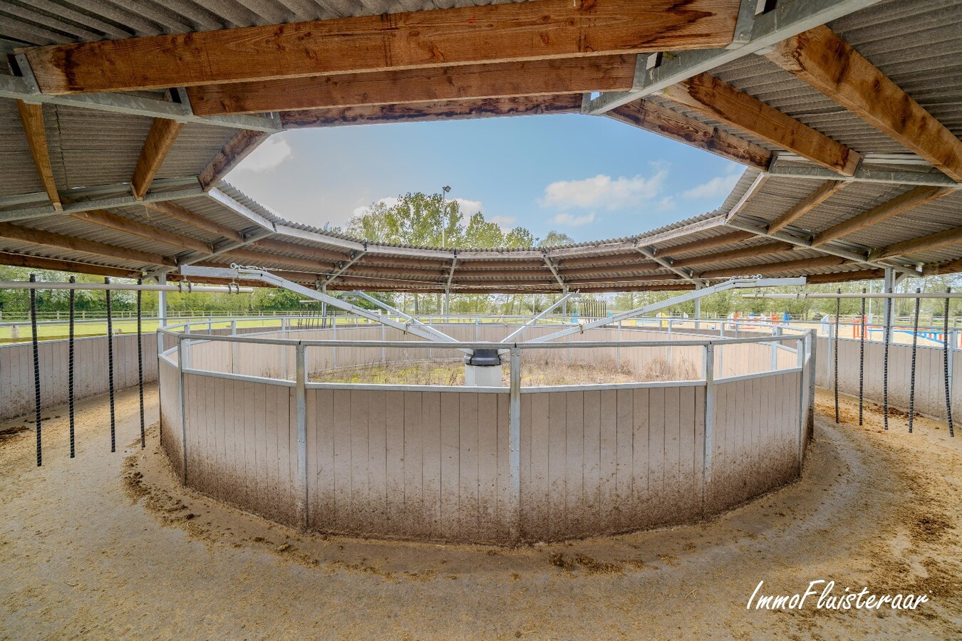 Exclusieve villa met professionele hippische accommodatie op ca. 14,5 ha (mogelijkheid tot aankoop extra gronden) te Astene (Deinze) 