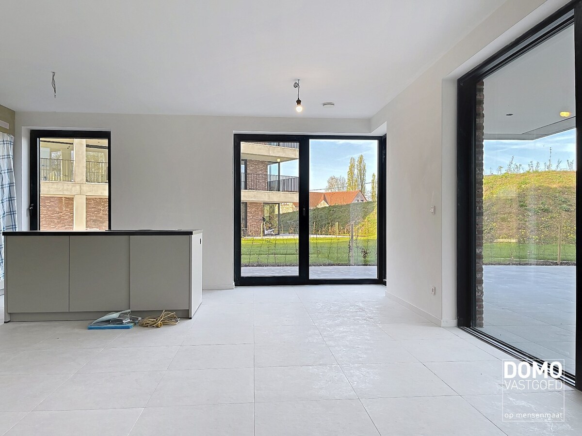 MODERN GELIJKVLOERS APPARTEMENT GELEGEN TE KERMT MET 2 SLAAPKAMERS EN RUIM TERRAS 