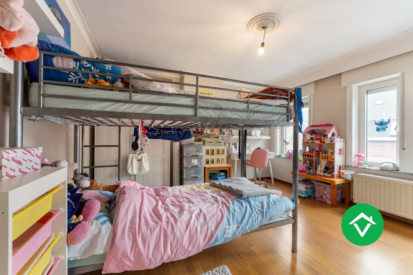 Halfopen woning te koop met dubbele garage in het centrum van Zarren 