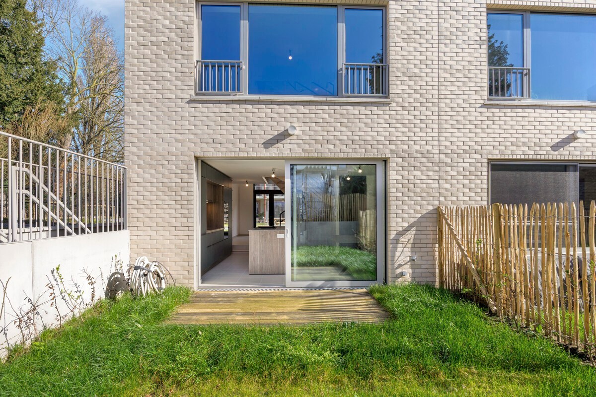 Instapklare woning met zeer goede afwerking, 3 slaapkamers, 3 badkamers, tuin, terras en autostaanplaats in het centrum van Tienen – EPC 27 kWh/m² - bewoonbare opp. 172 m² 