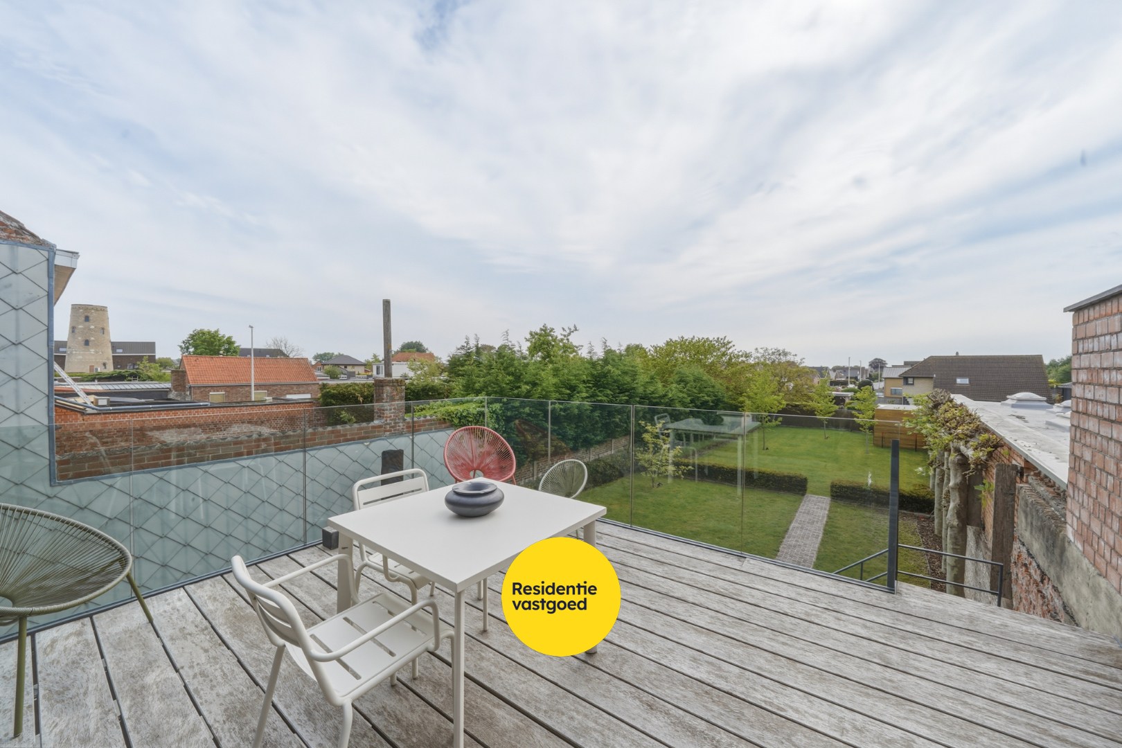 Ruime instapklare woning met zongerichte tuin in hartje Oudenburg 