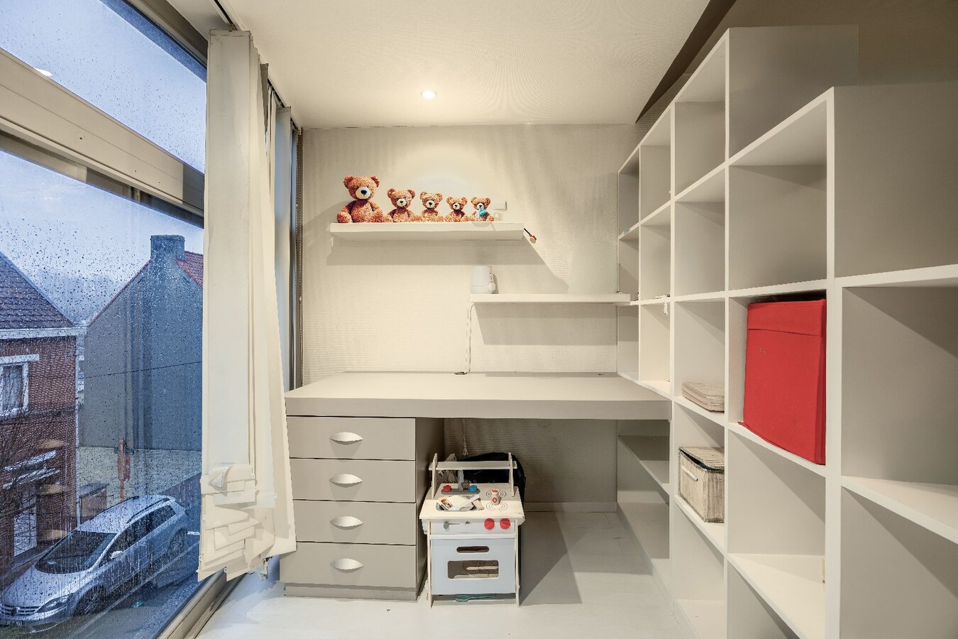 Ruime en veelzijdige bel-étagewoning met 5 slaapkamers, zuidgerichte terrassen en studio/praktijkruimte nabij de zeedijk. 