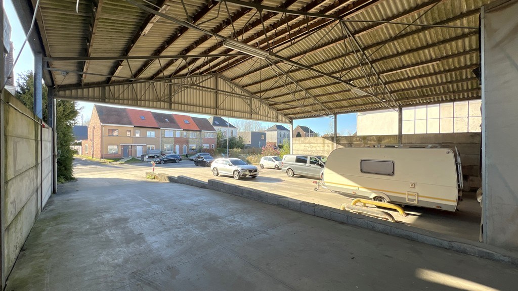 Magazijn met laadkades en kantoor te huur nabij R4 in Melle