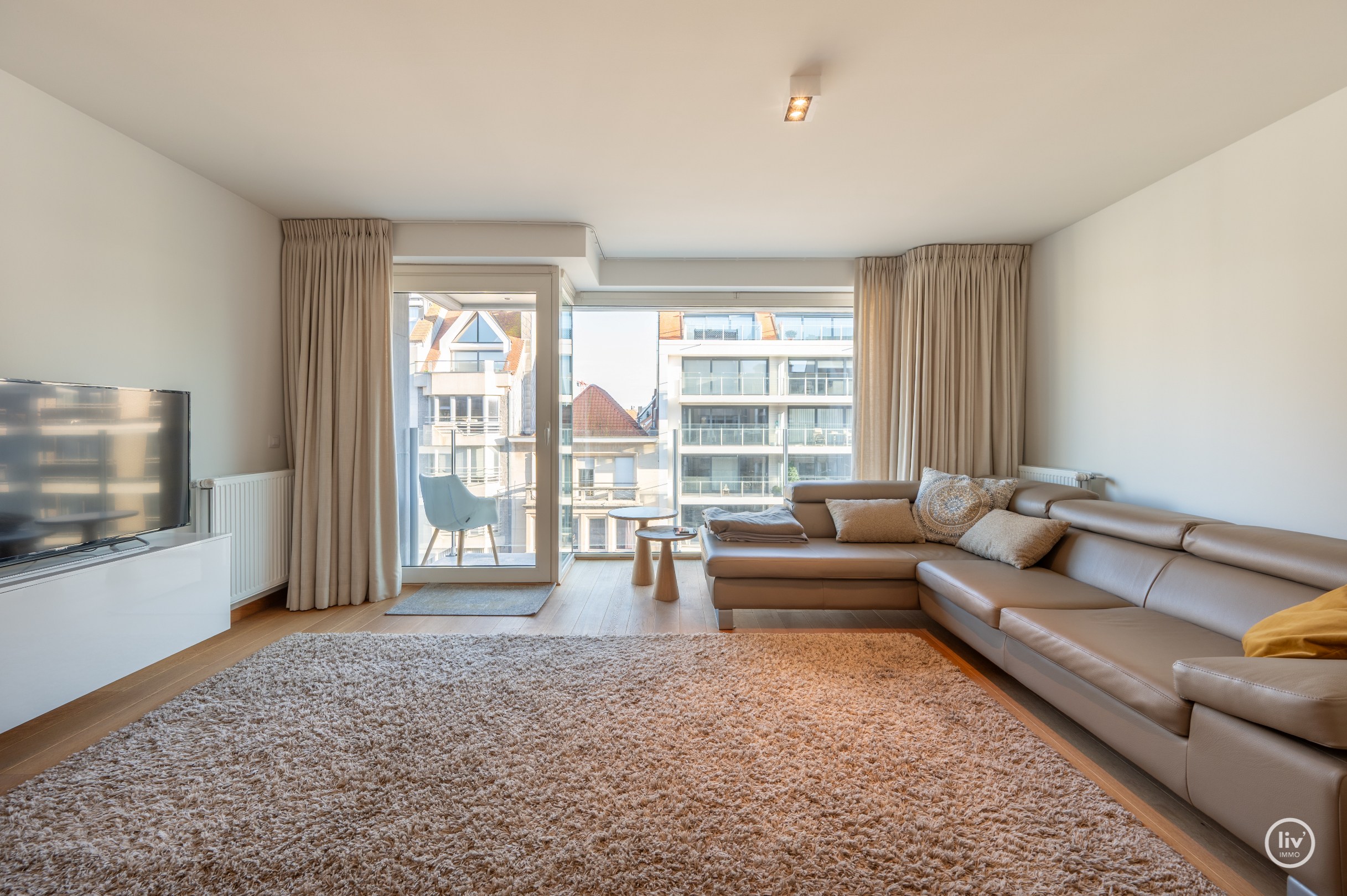 Récent appartement met mooie gevelbreedte centraal gelegen op de Lippenslaan te Knokke. 