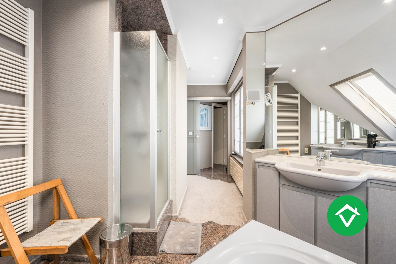 Alleenstaande woning met 5 slaapkamers en garage te Torhout 