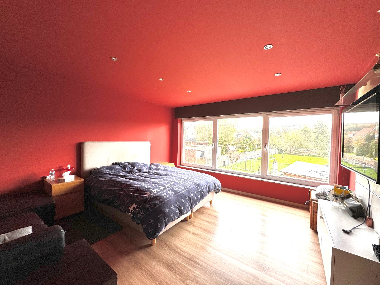 Gezinswoning met 4 grote en 1 kleine slaapkamer, garage en grote tuin 