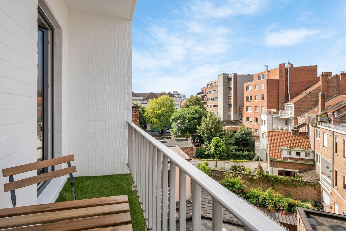 Prachtig 2-slaapkamer appartement (100m2)  met terras en garage te Kortrijk ! 