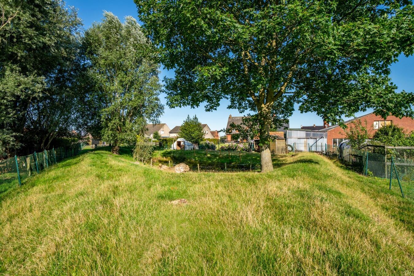 Grote woning met 6 slaapkamers en atelier op 2645 m² te Koekelare 