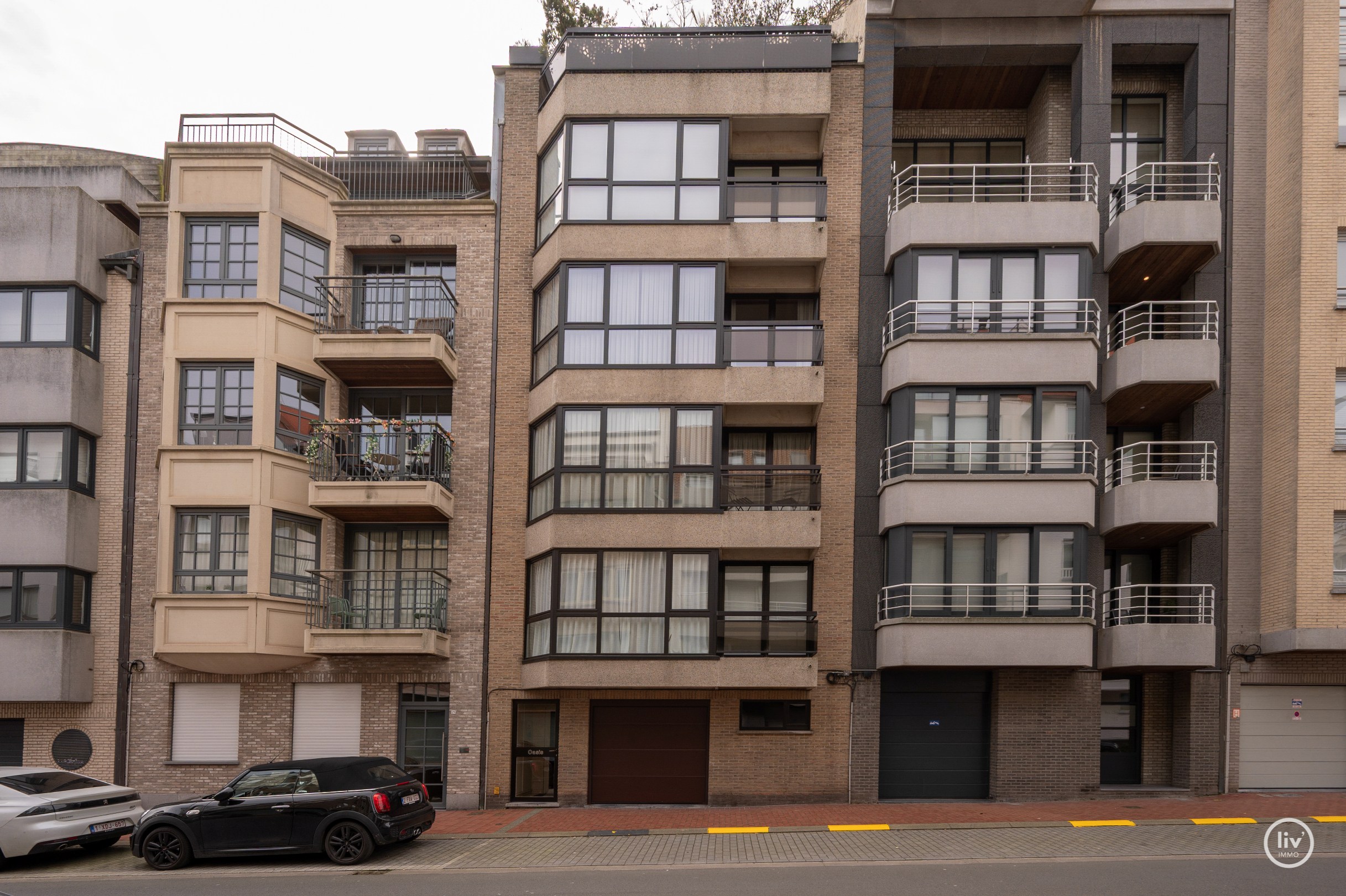 Prachtig, gerenoveerd penthouse op een topligging in de Blancgarinstraat te Knokke. 