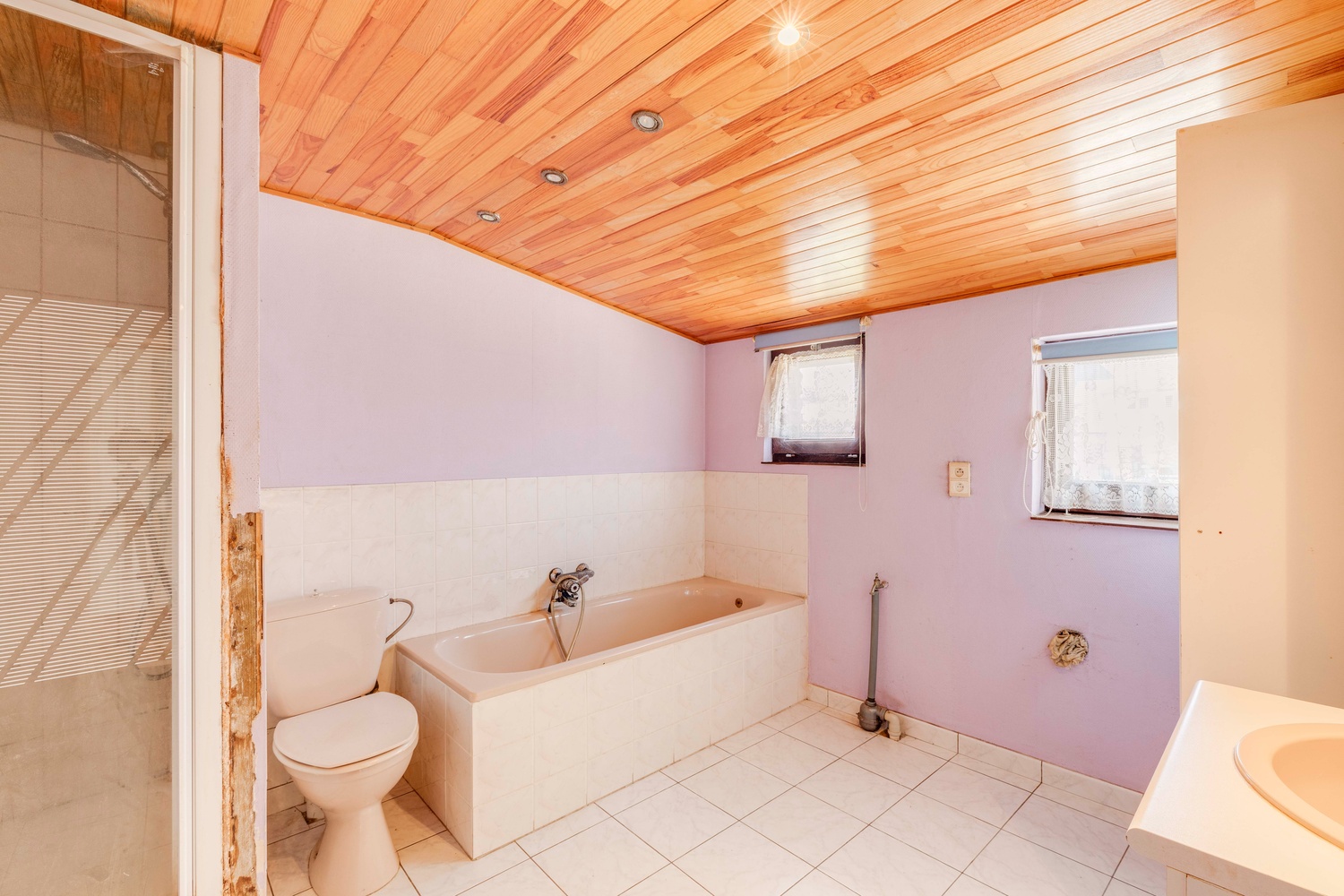 Centraal gelegen op te frissen gezinswoning gelegen op fietsafstand van het centrum van Zulte 