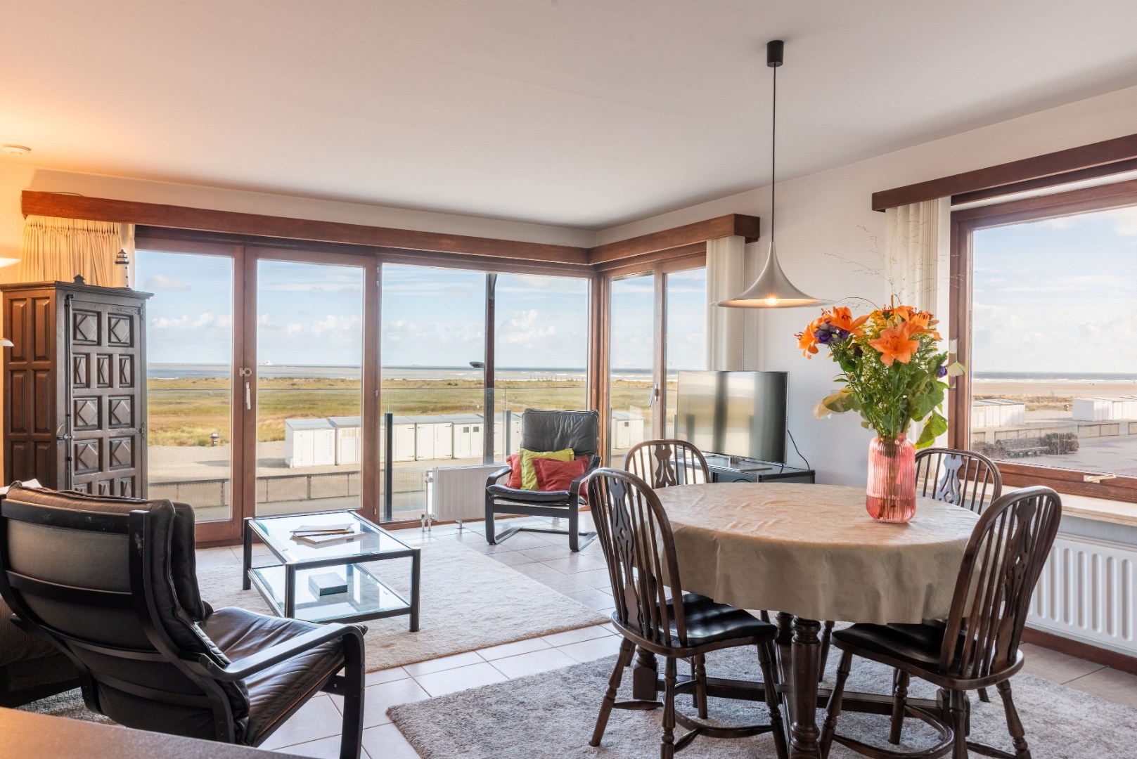 Hoek-appartement met fantastisch zeezicht 