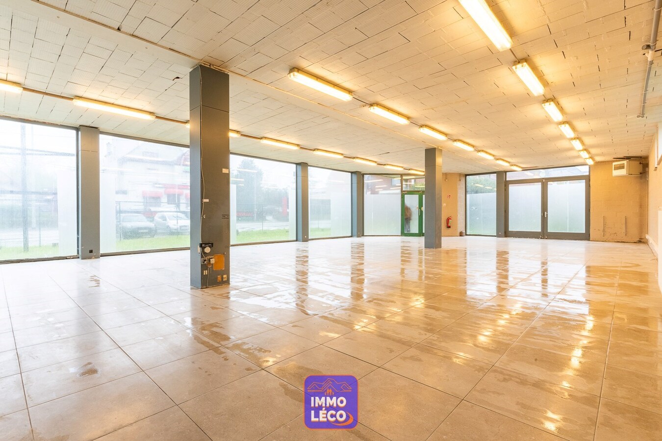 Entrepôt/Espace de stockage idéalement situé avec parking 