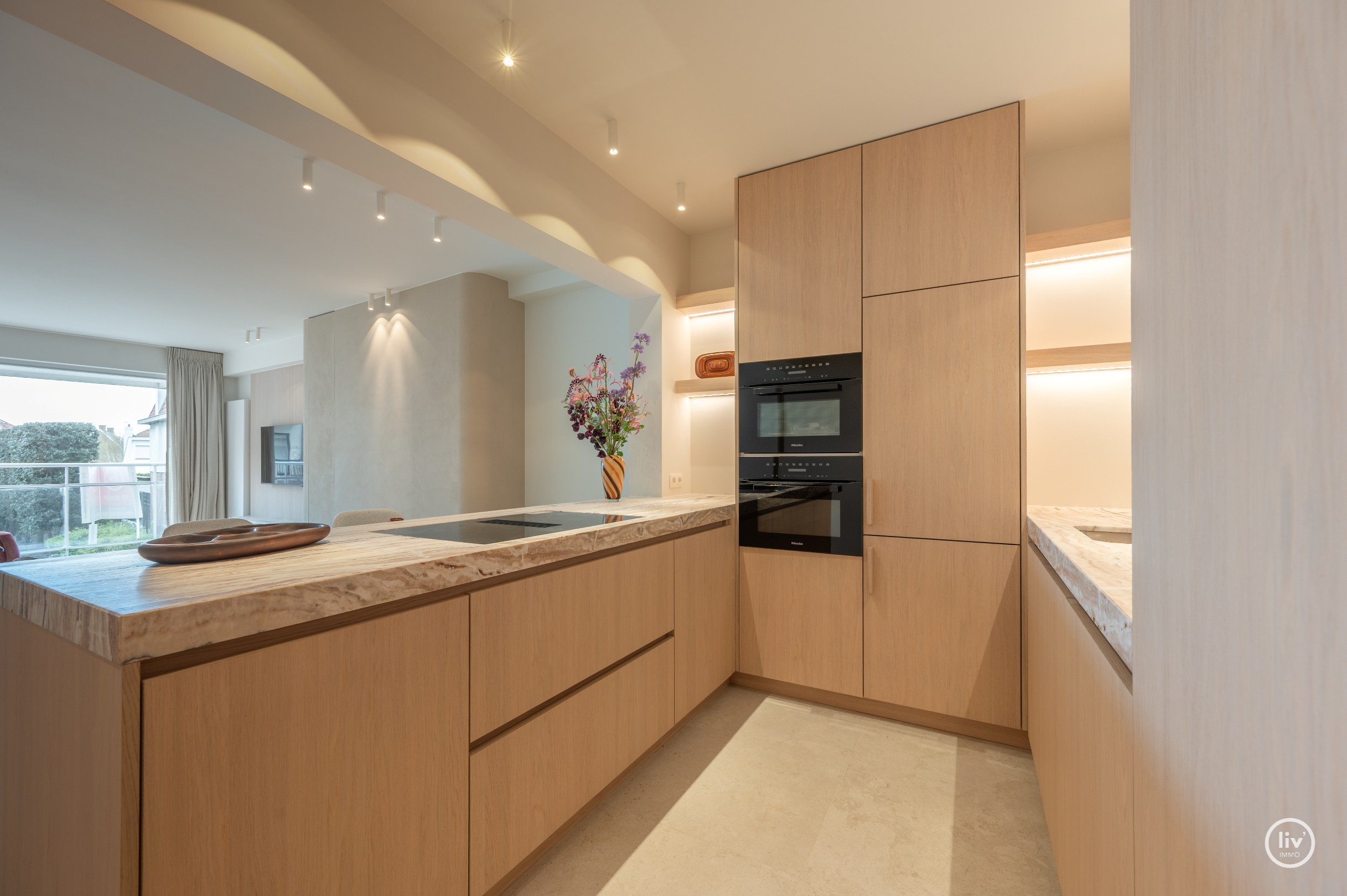 Magnifique appartement rénové de 3 chambres avec vue dégagée situé sur l'avenue Jozef Nellens à Knokke. 