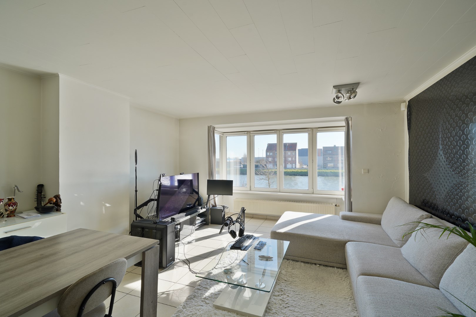 Woning met ruime garage en zicht op de vaart in Bredene 