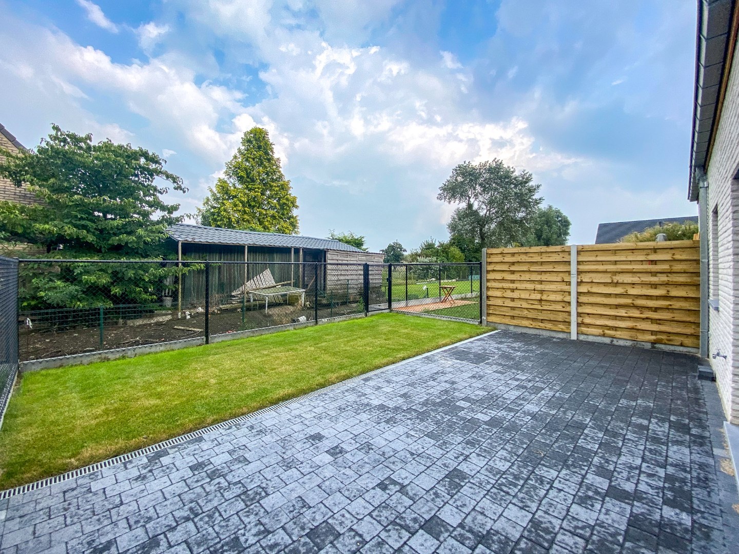 Ruime energiezuinige nieuwbouwwoning (2024) met inpandige garage op 193m² gelegen te Houthulst. 