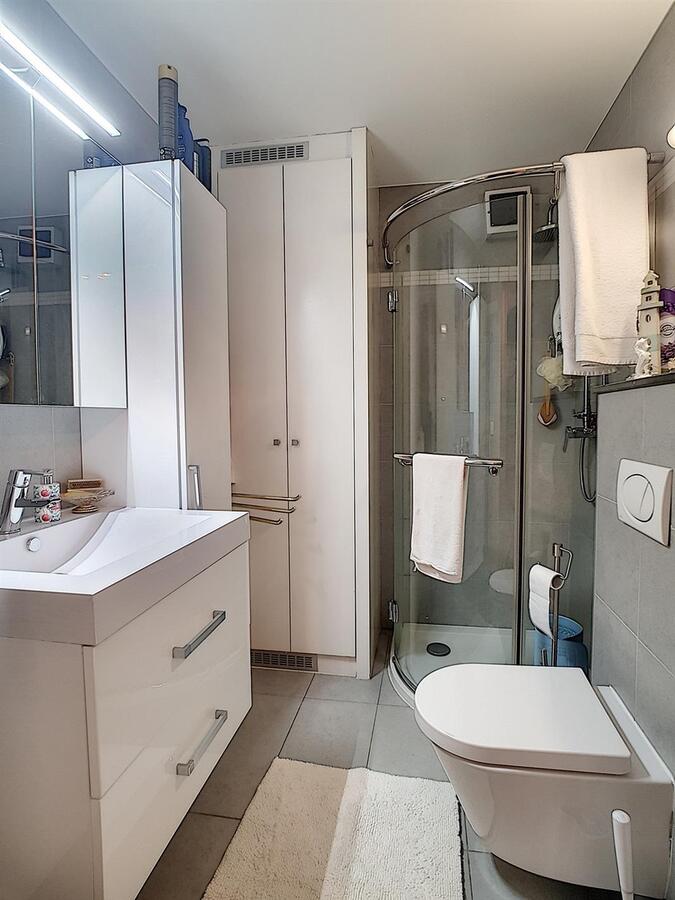 Verzorgd 2 slaapkamer appartement nabij het Heldenplein - Heist 