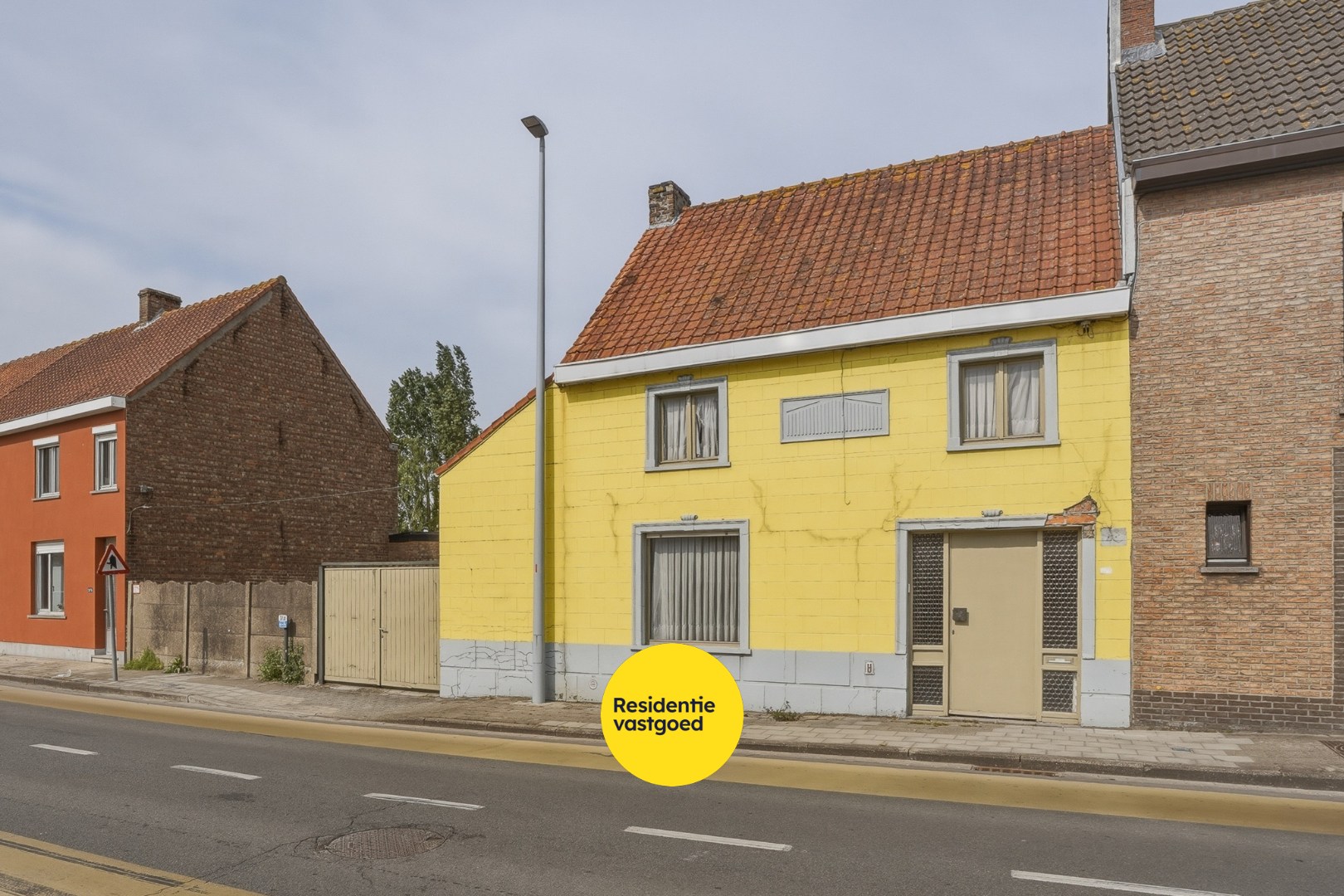 Te renoveren halfopen woning met tuin en oprit/garage 