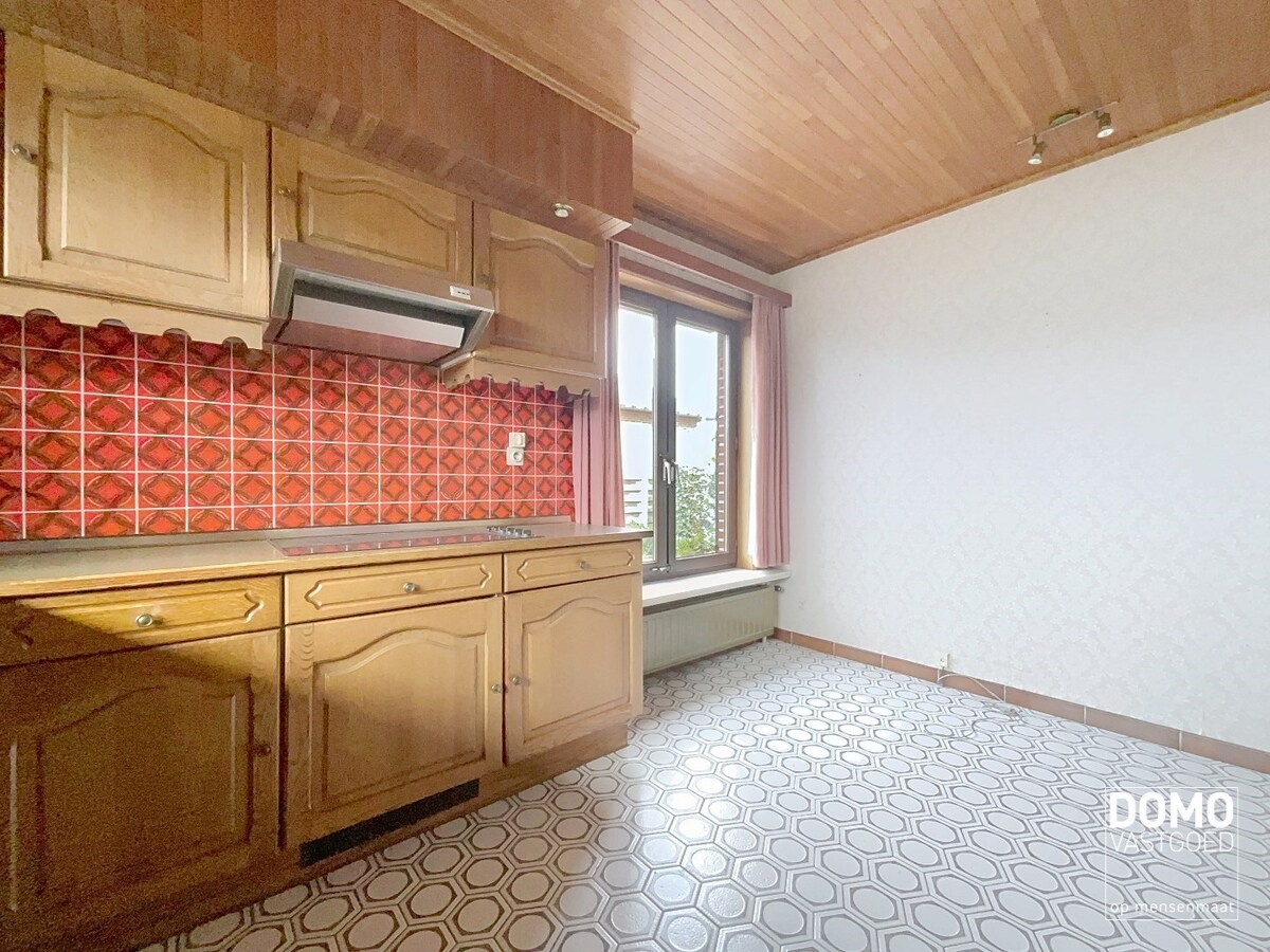 RUIME GELIJKVLOERSE WONING OPEN BEBOUWING GELEGEN OP EEN PERCEEL VAN 12a77ca TE KERMT 