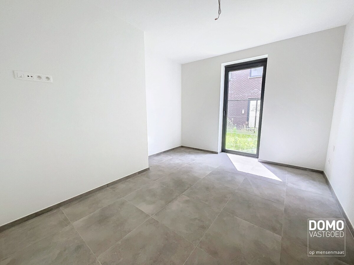 GELIJKVLOERS NIEUWBOUWAPPARTEMENT MET RUIM TERRAS, TUIN &amp; 2 SLAAPKAMERS TE MAASMECHELEN 