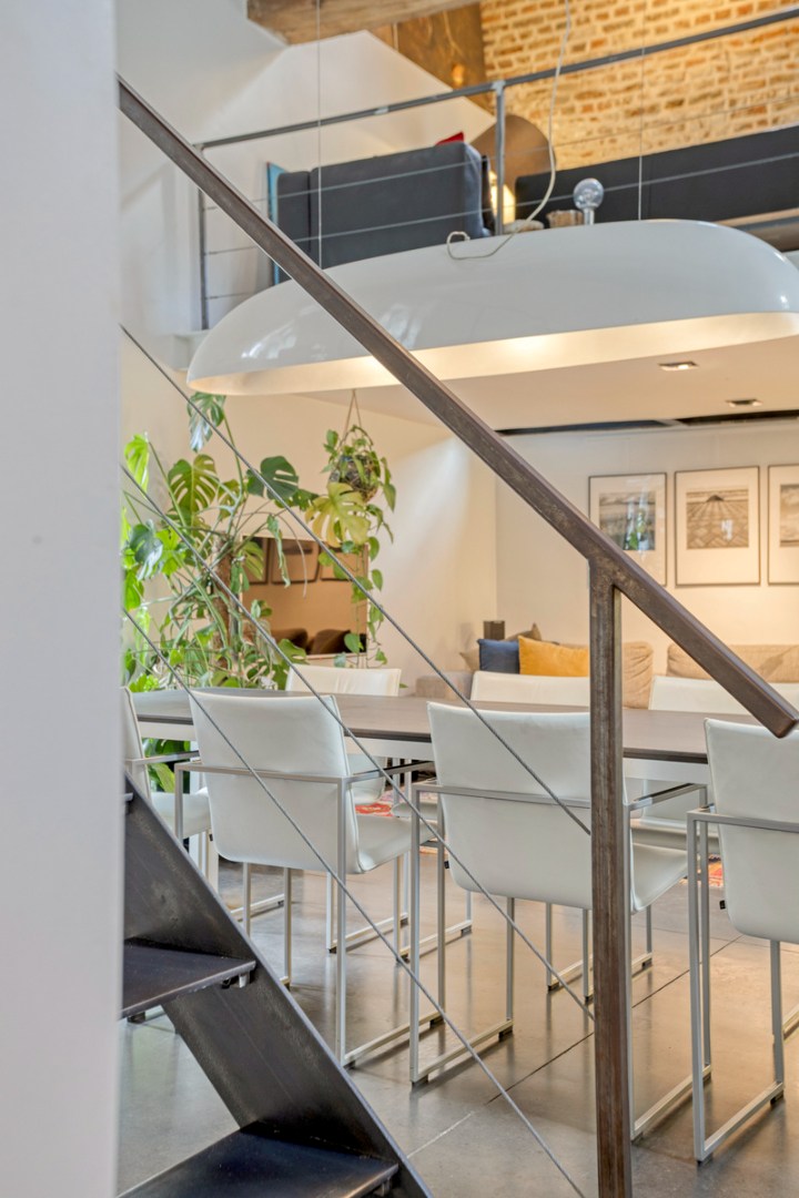 Open woonkamer met tweede salon in mezzanine