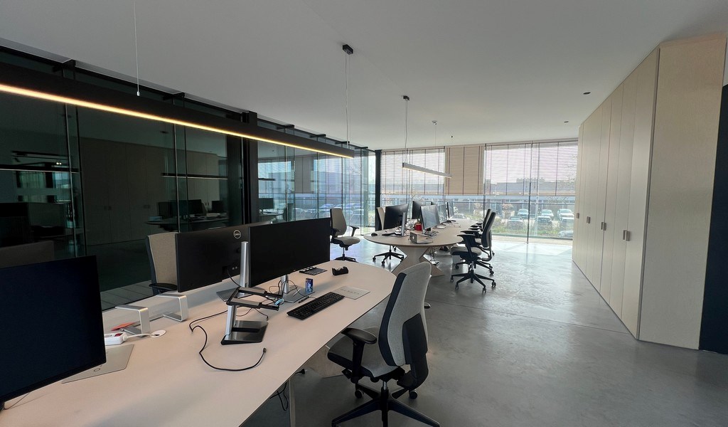 Recent bedrijfsgebouw met prachtige kantoren te huur in Lokeren