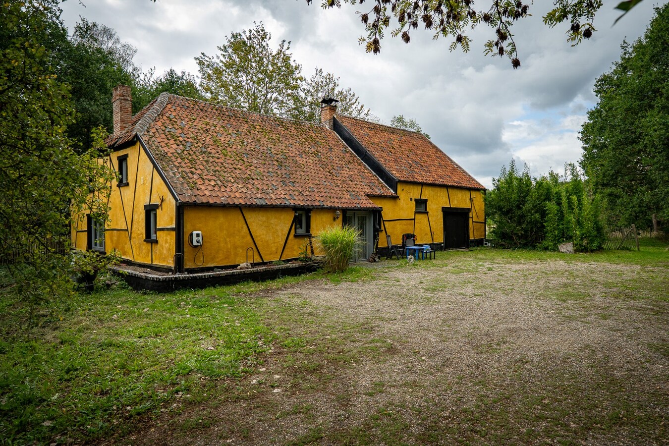 Authentic farm with meadow on approximately 1ha in Ham 