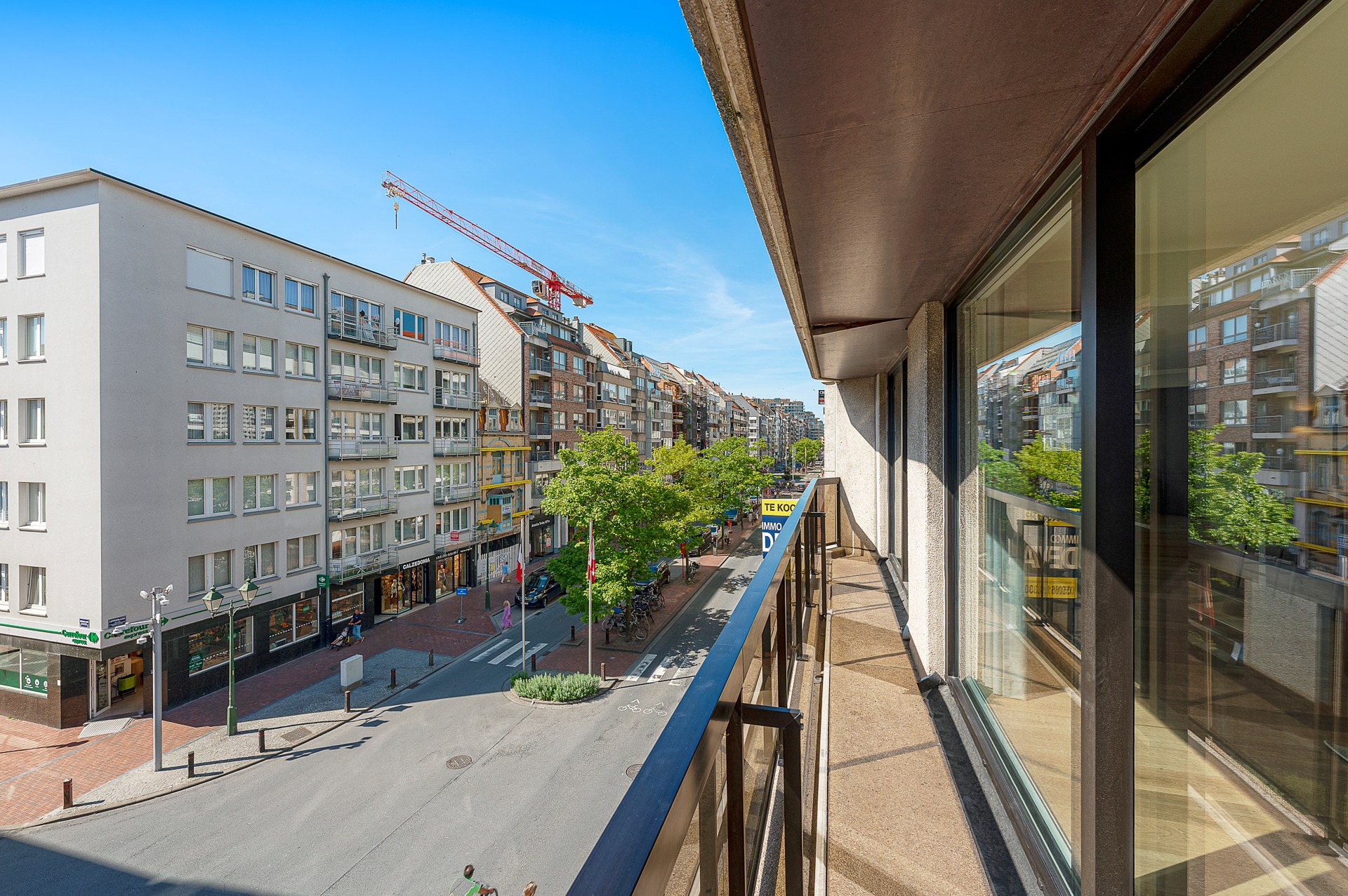 Appartement d'angle spacieux et luxueusement rénové avec des vues dégagées et une largeur de façade de plus de 16 mètres. 