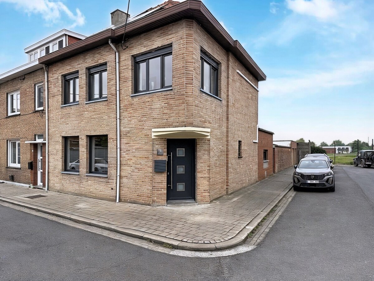Gerenoveerde halfopen bebouwing EPC B met 3 slaapkamers, dubbele garage en tuin! 