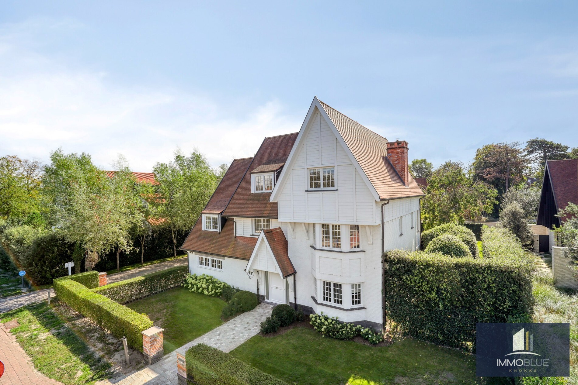 Luxueuze en stijlvolle villa in Engelse Cottage stijl met verwarmd zwembad gelegen in het Zoute. 