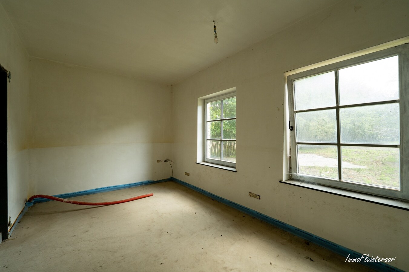 Hoogwaardige ruwbouwvilla met bijgebouw en weide 