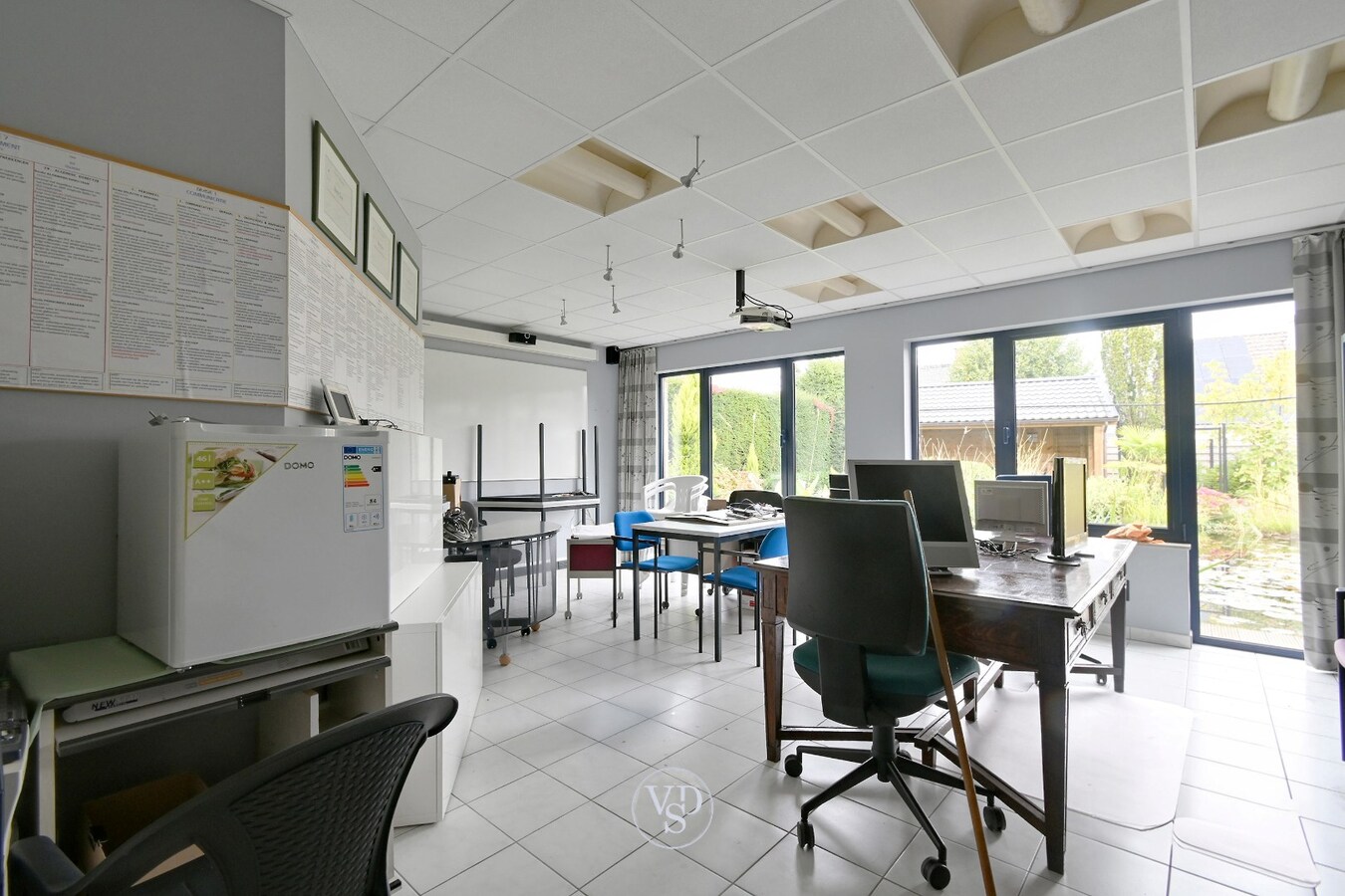 Ruim handelspand met penthouse in villastijl 