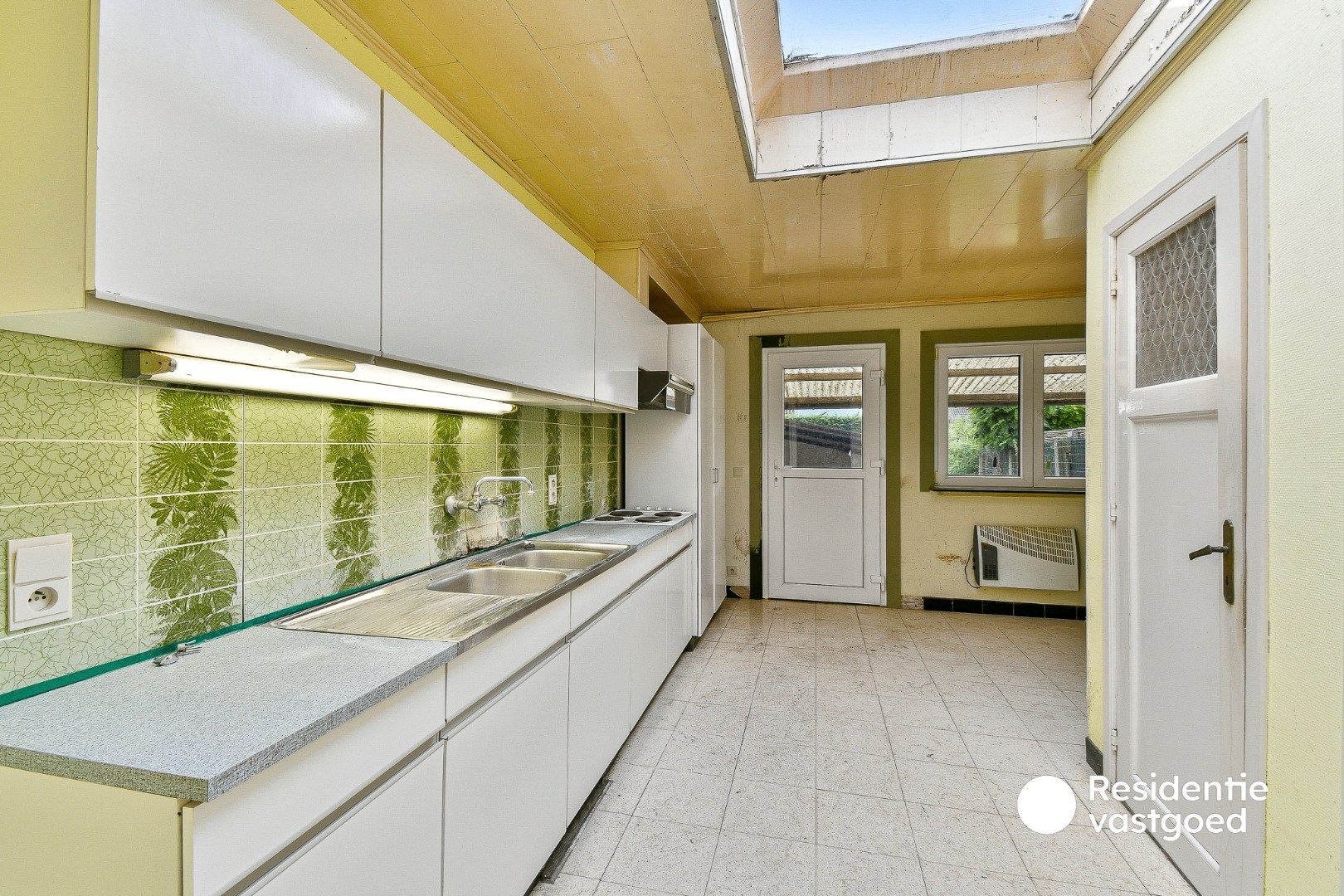 Te renoveren rijwoning met twee slaapkamers en tuin 