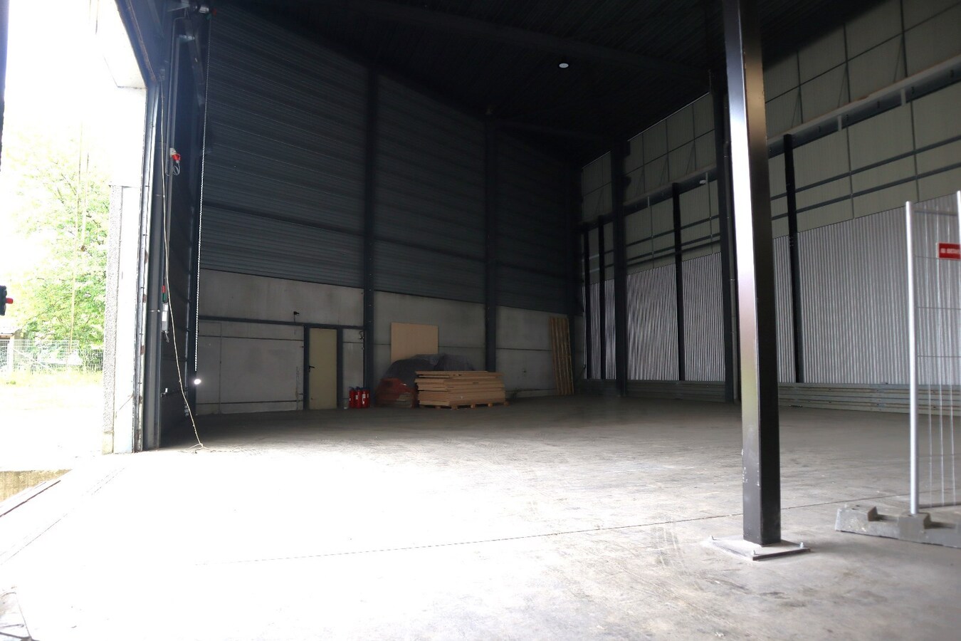 Kantoorruimte 120m² + loods/hangaar/magazijn 775 m² te Boutersem 