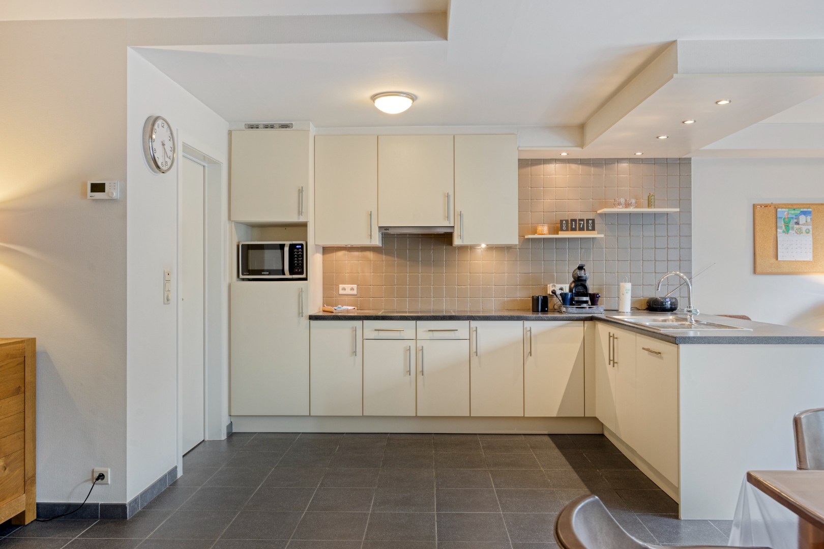 Gelijkvloers appartement met 2 slpk, 2 parkings en 2 kelderbergingen. 