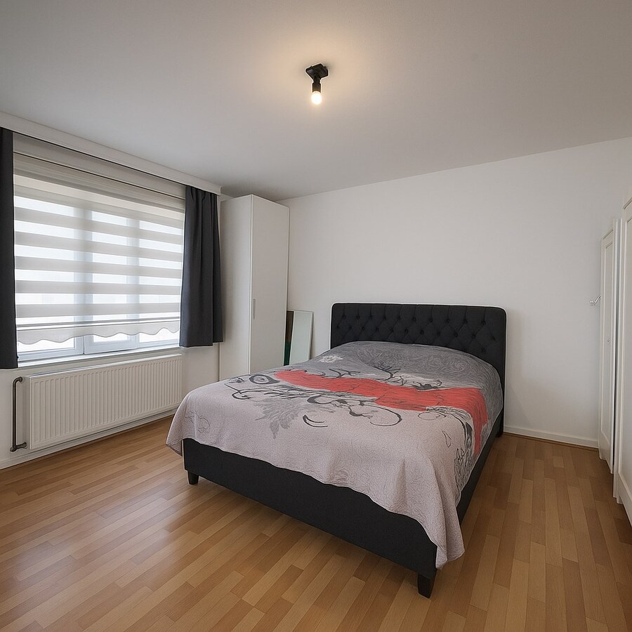 Te koop in Sint-Niklaas: ruime halfopen bebouwing met 4 slaapkamers, dubbele oprit en een grote, uitgestrekte zuidgerichte tuin – ideaal voor gezinnen! 