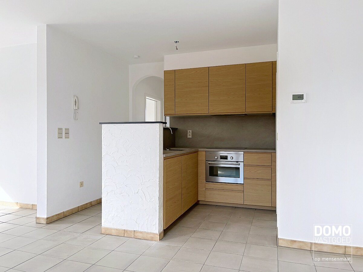 LICHTRIJK APPARTEMENT MET 2 SLAAPKAMERS EN GARAGEBOX 